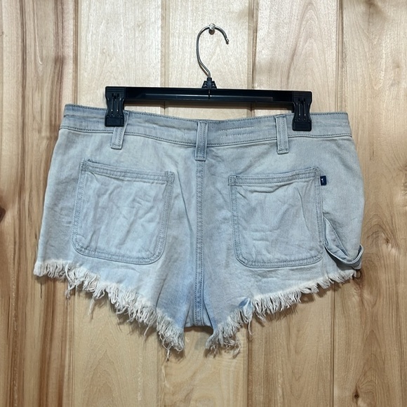 Anthropologie Pilcro Low Rise Light Wash Cut Off Denim‎ Shorts Size 28 - Picture 3 of 8